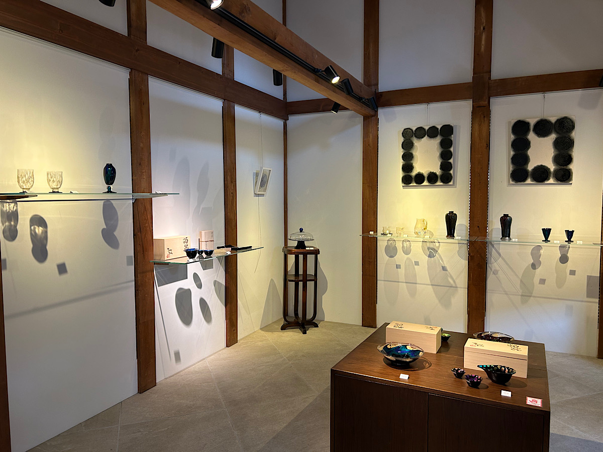 「June Yoda / 依田 淳子 ガラス作品展」(2025年3月20日(木)-4月2日(水)／朝日陶庵 アートサロンくら)<