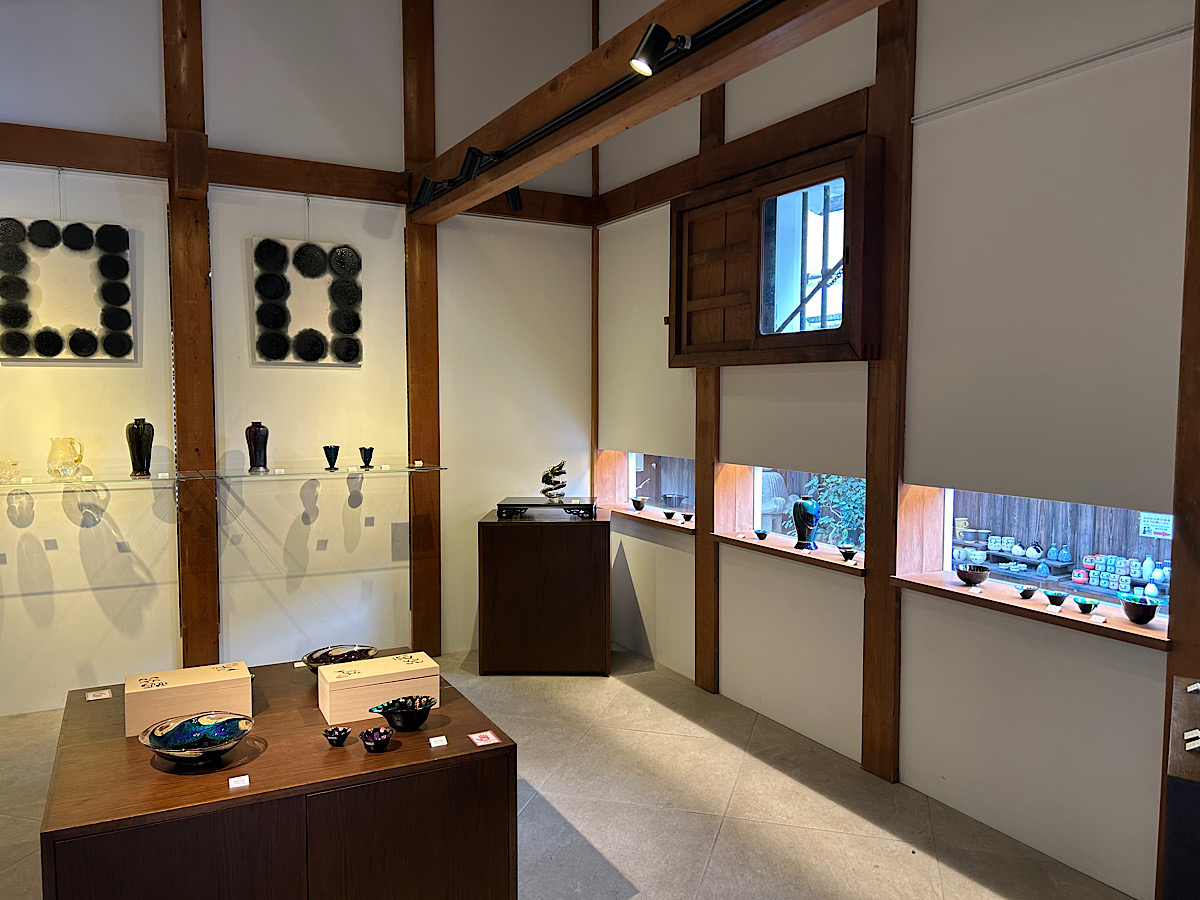 「June Yoda / 依田 淳子 ガラス作品展」(2025年3月20日(木)-4月2日(水)／朝日陶庵 アートサロンくら)<