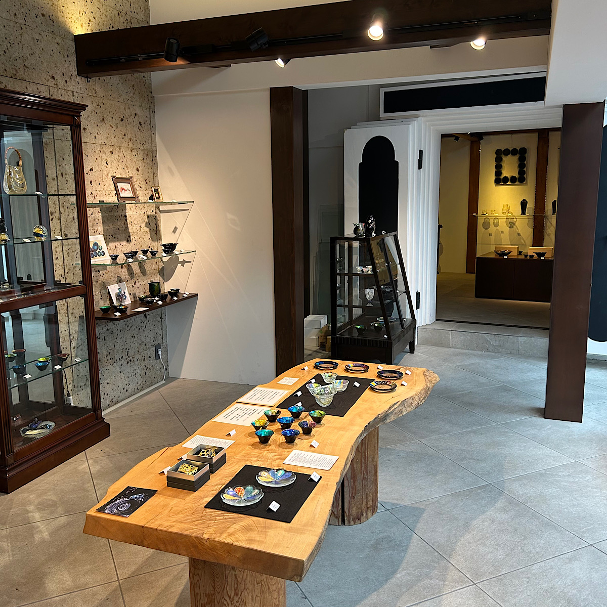 「June Yoda / 依田 淳子 ガラス作品展」(2025年3月20日(木)-4月2日(水)／朝日陶庵 アートサロンくら)<