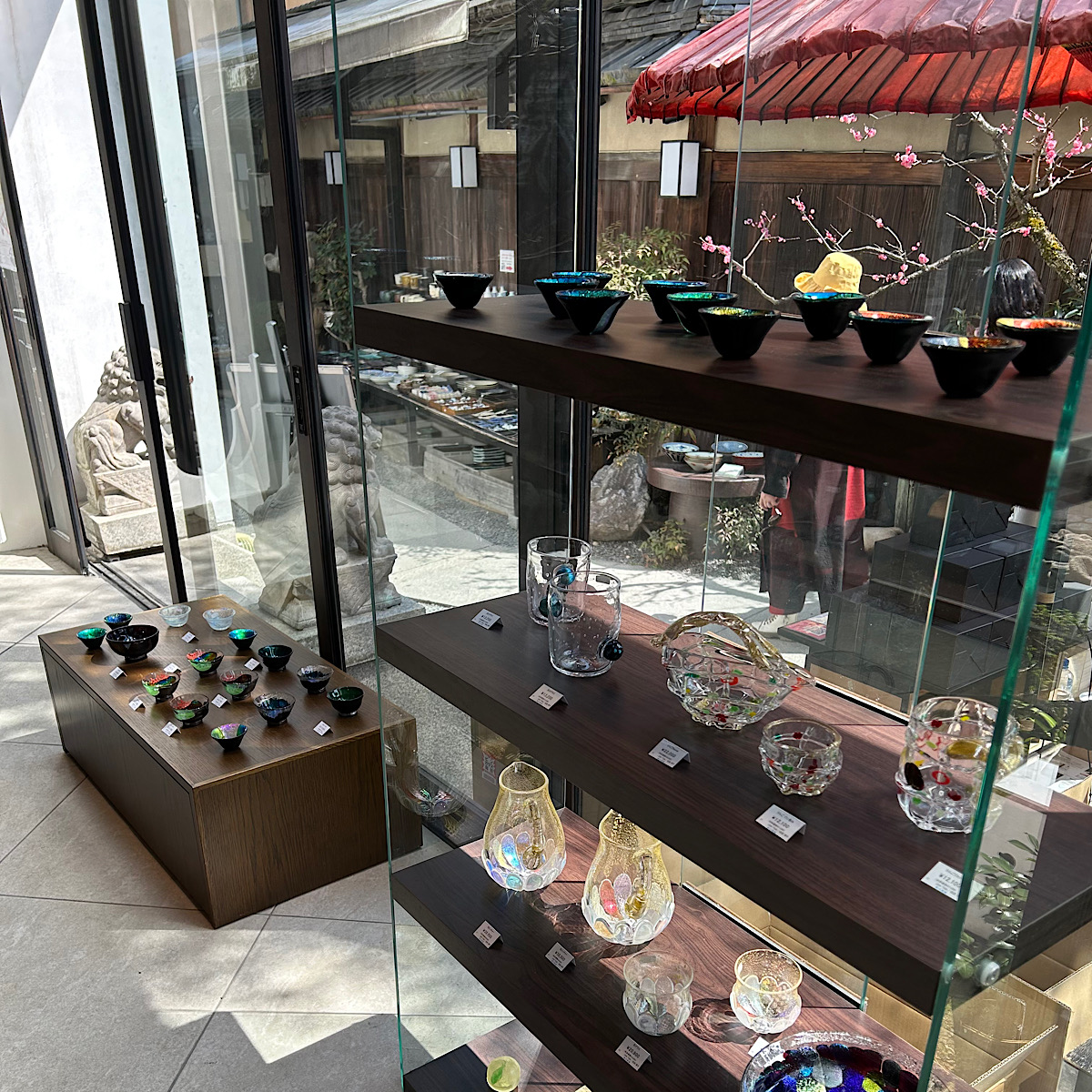 「June Yoda / 依田 淳子 ガラス作品展」(2025年3月20日(木)-4月2日(水)／朝日陶庵 アートサロンくら)<
