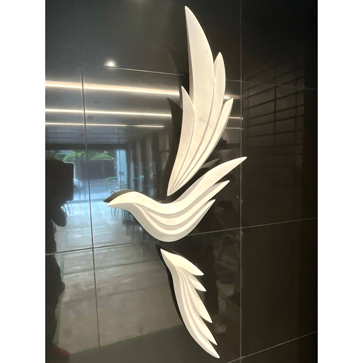 弊社取り扱い作家、浅香弘能(Hiroyoshi ASAKA)氏のアートワークが新築マンションのエントランスに設置されました！！