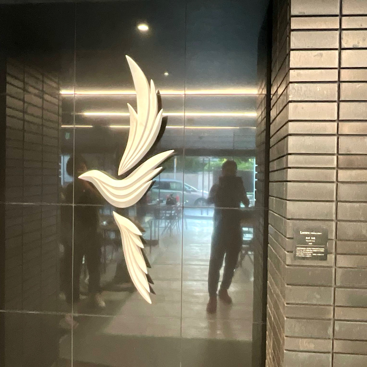 弊社取り扱い作家、浅香弘能(Hiroyoshi ASAKA)氏のアートワークが新築マンションのエントランスに設置されました！！<