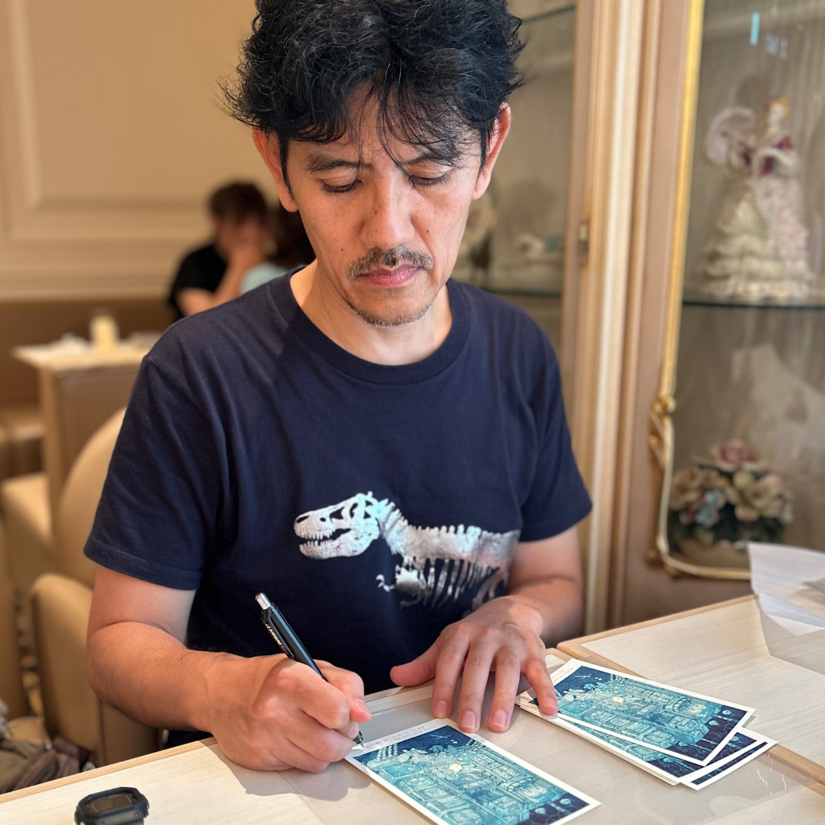 銅版画家 前田勝弘氏と台湾アニメ「ネコのクラちゃん」(九藏喵窩)の数量限定コラボポストカードがオノデン本館(秋葉原)と中野にて販売されます。<